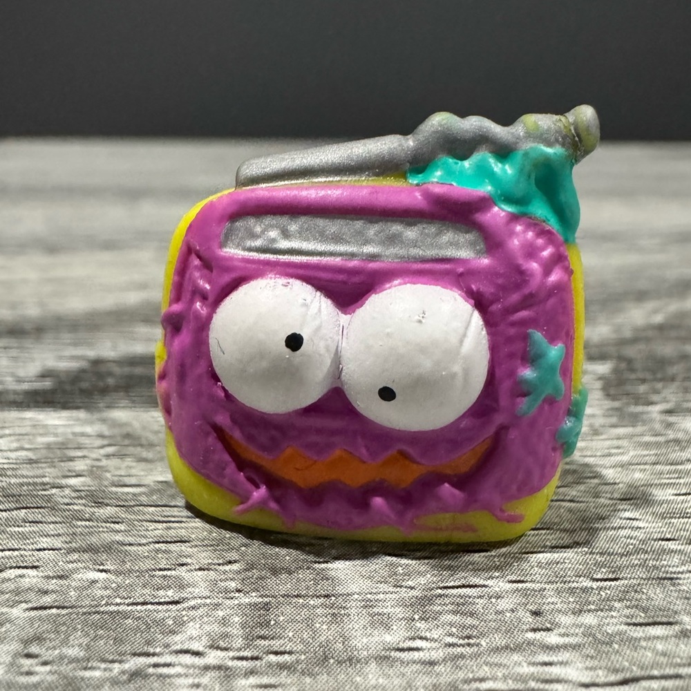 The Grossery Gang | Yellow & Purple Radio Wreck - Mini Collectable Figure